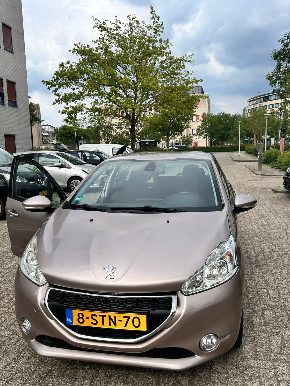 Peugeot 208 1,2 2013, Auto's, Automaat, Bluetooth, Zwart, Beige