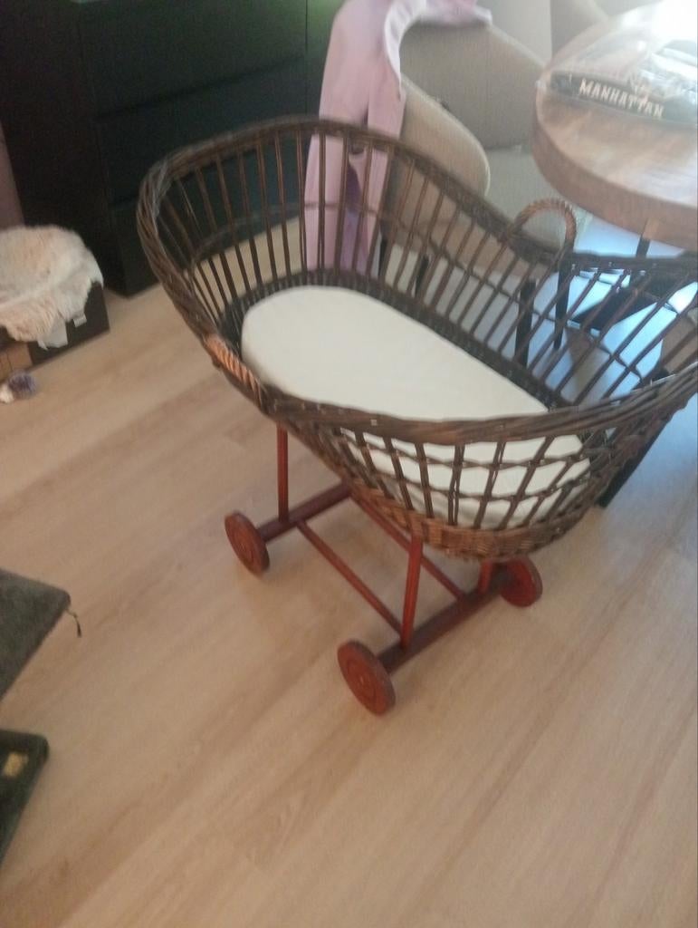 Houten kinderwagen voor poppen, Ophalen of Verzenden, Zo goed als nieuw, Wieg