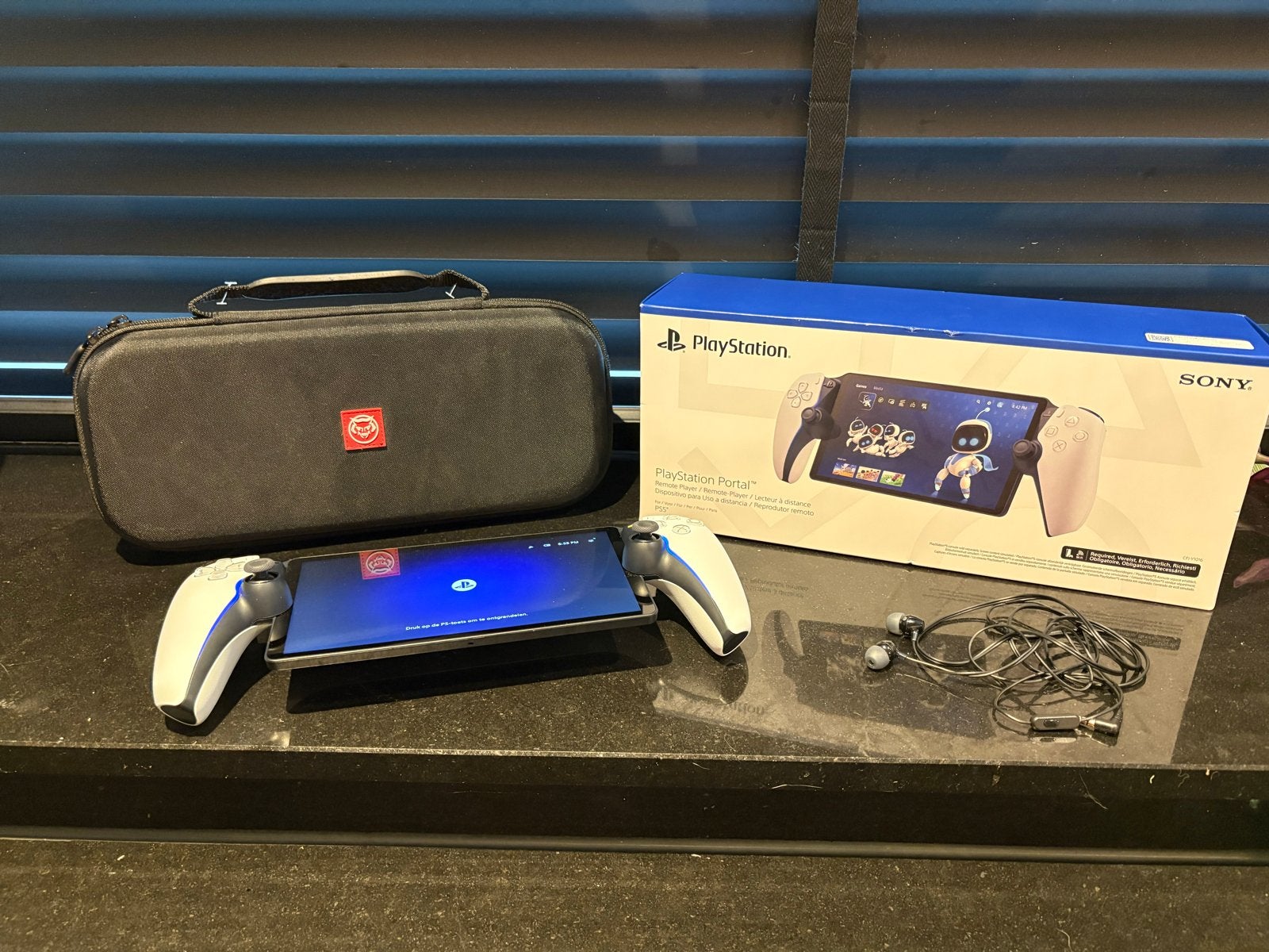Sony PlayStation Portal Remote Player met hoesje en oortjes, Spelcomputers en Games, Spelcomputers | Sony PlayStation 5, Ophalen of Verzenden