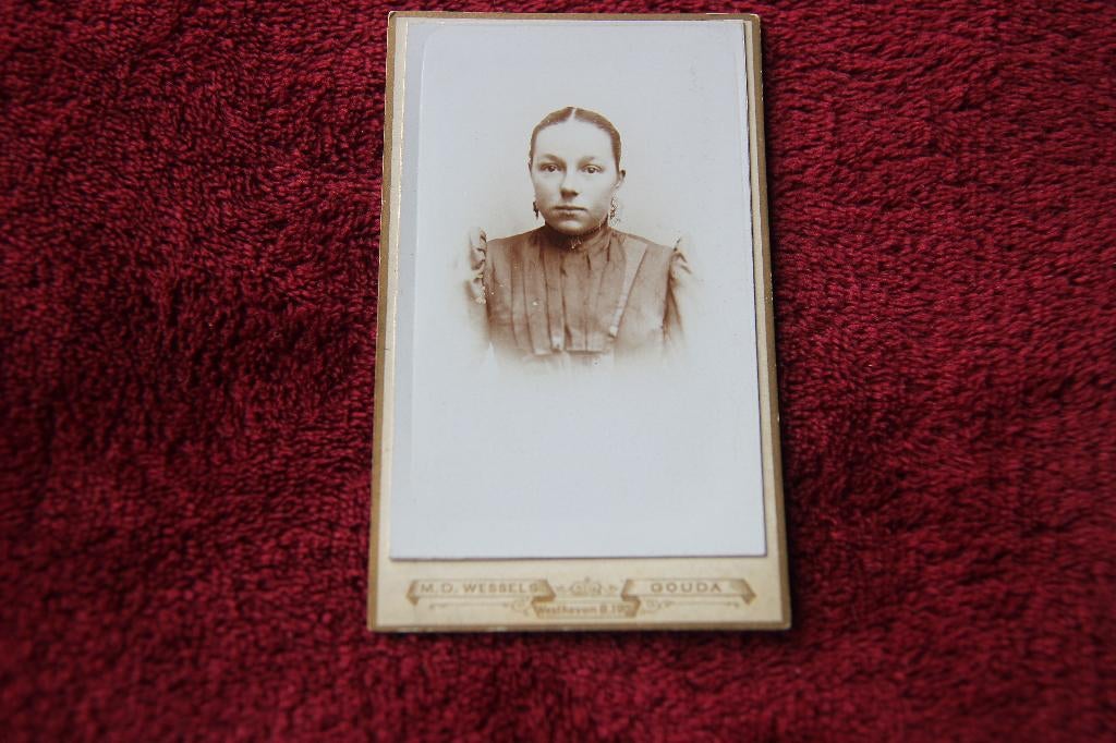 CDV van een jonge vrouw. M.D Wessels Gouda, Verzamelen, Foto's en Prenten, Gebruikt, Foto, Ophalen of Verzenden, Voor 1940