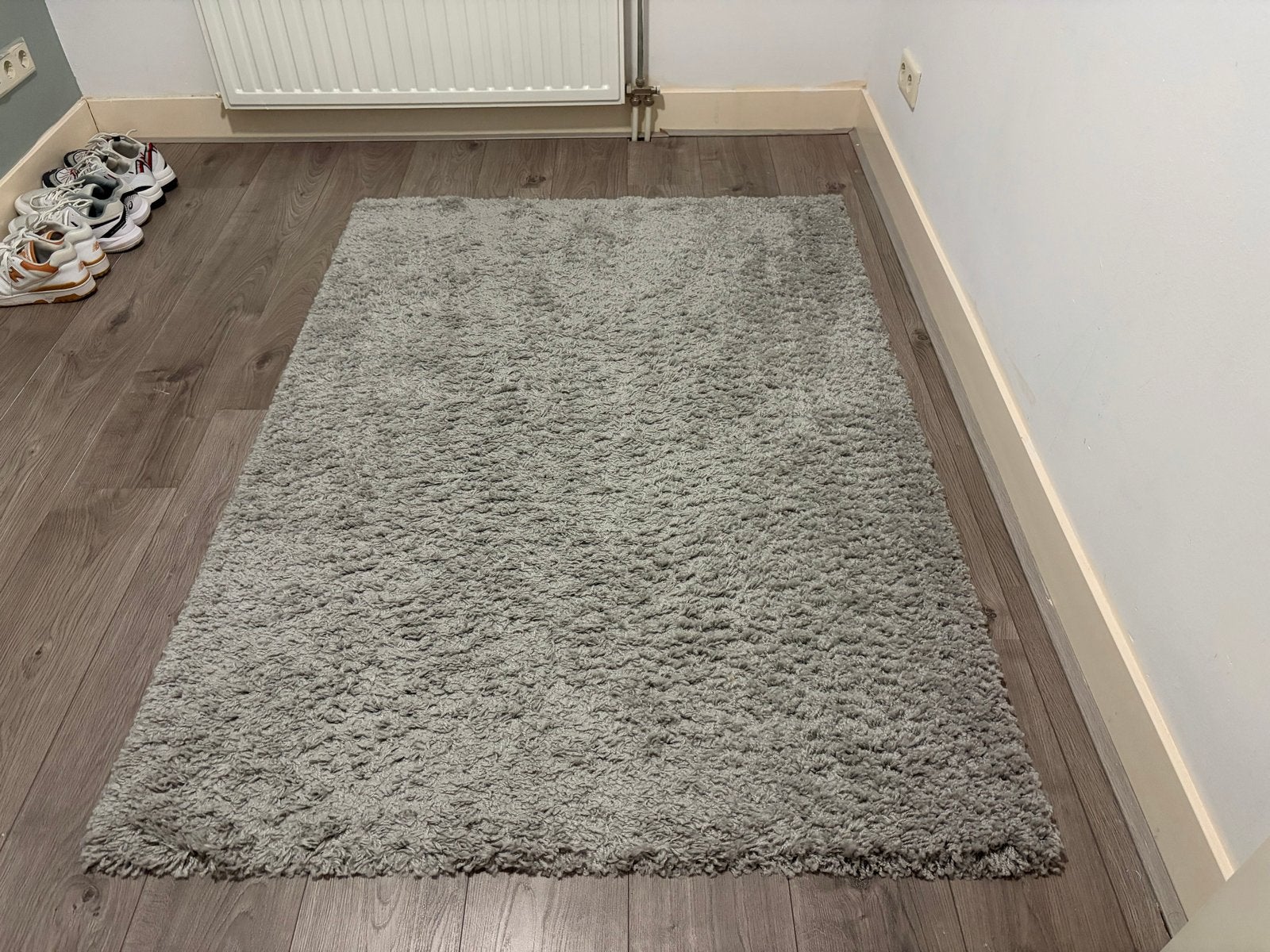 Grijs hoogpolig vloerkleed - Zo goed als nieuw, Huis en Inrichting, Stoffering | Tapijten en Kleden, Ophalen, 150 tot 200 cm, 200 cm of meer
