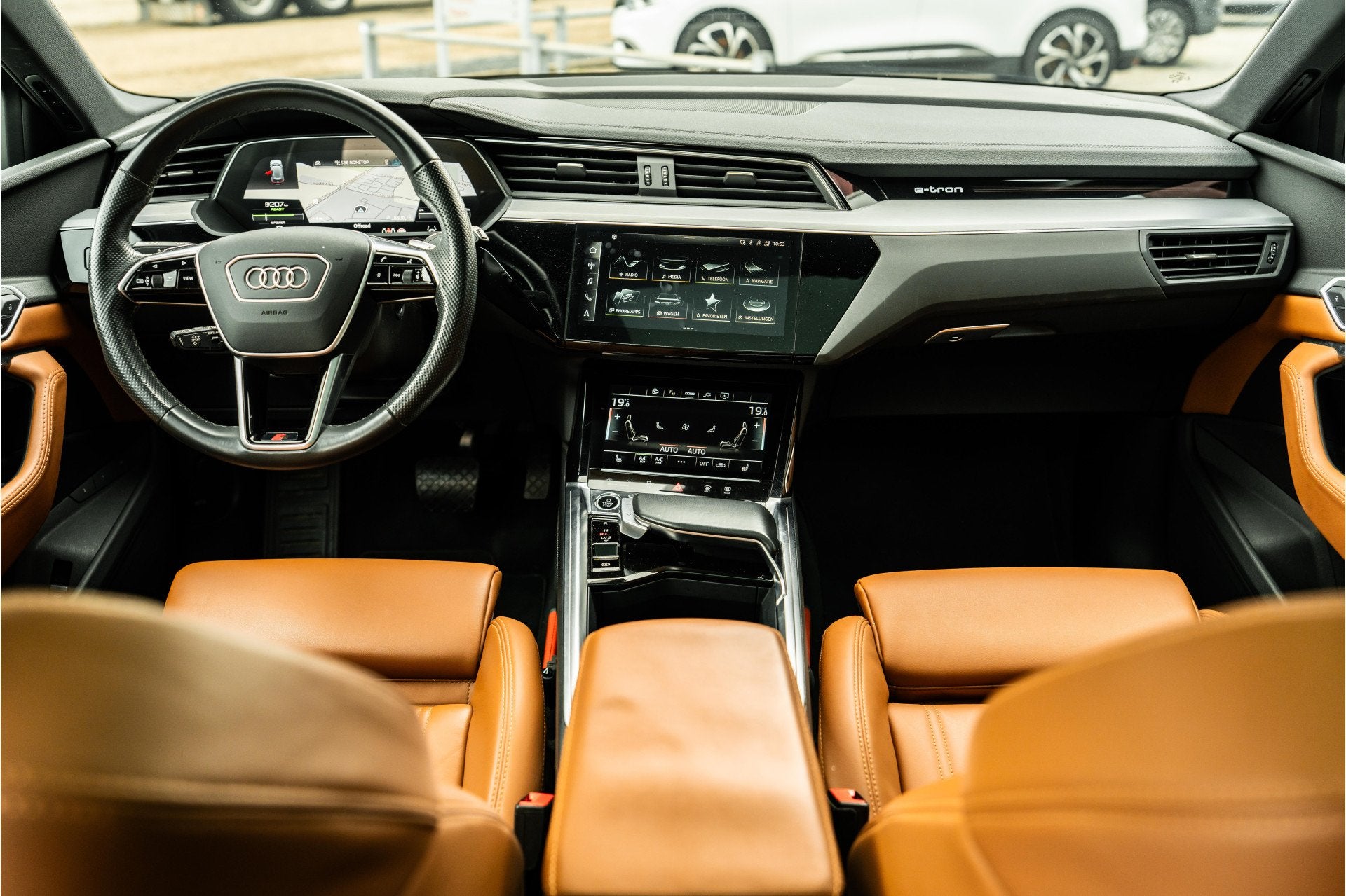 Audi e-tron 95kWh | 55 Quattro S Line binnen + buiten | SOH, Auto's, Automaat, 131 €/maand, 95 kWh, 365 km