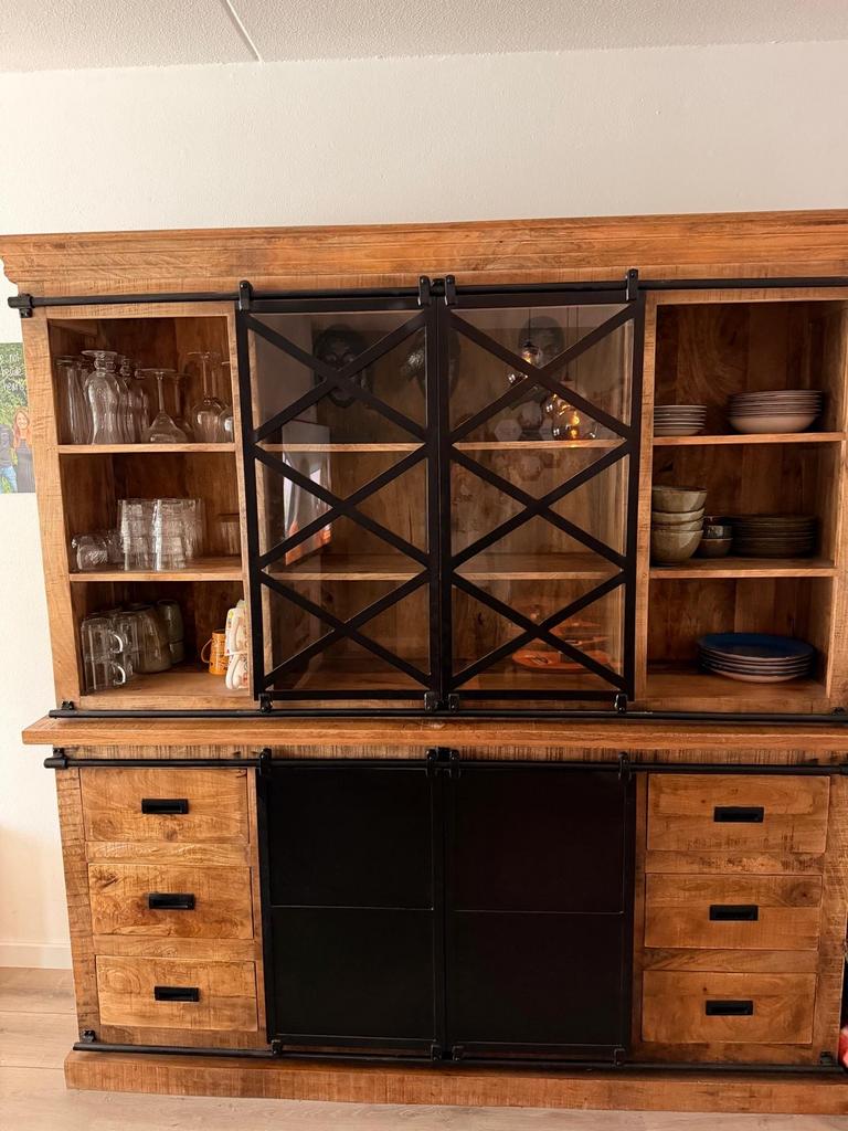 Robuuste Mangohouten buffetkast, Huis en Inrichting, Ophalen, 100 tot 150 cm, Zo goed als nieuw, Met lade(s)
