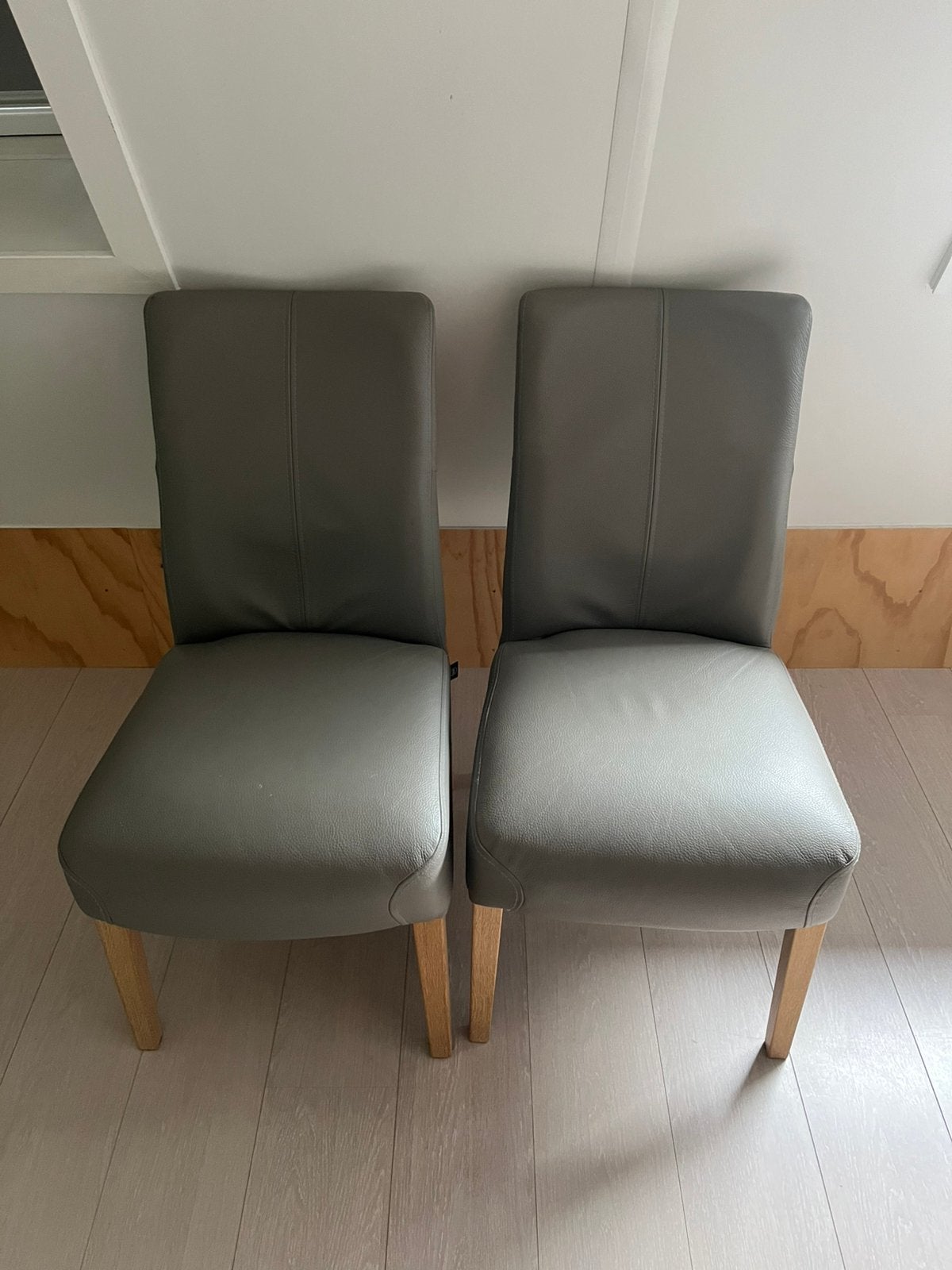 2 grijze, leren eetkamerstoelen, Ophalen, Twee, Leer, Zo goed als nieuw