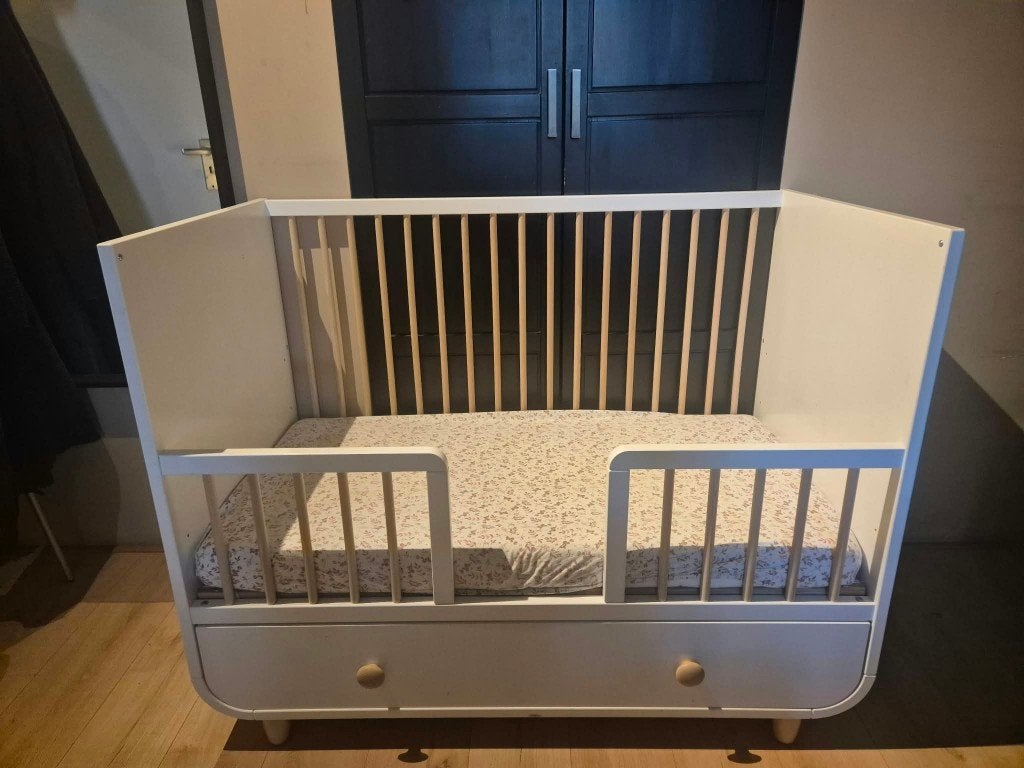 Babybed en commode MYLLRA (Ikea), Kinderen en Baby's, Ophalen, 50 tot 70 cm, 100 cm of meer, Zo goed als nieuw