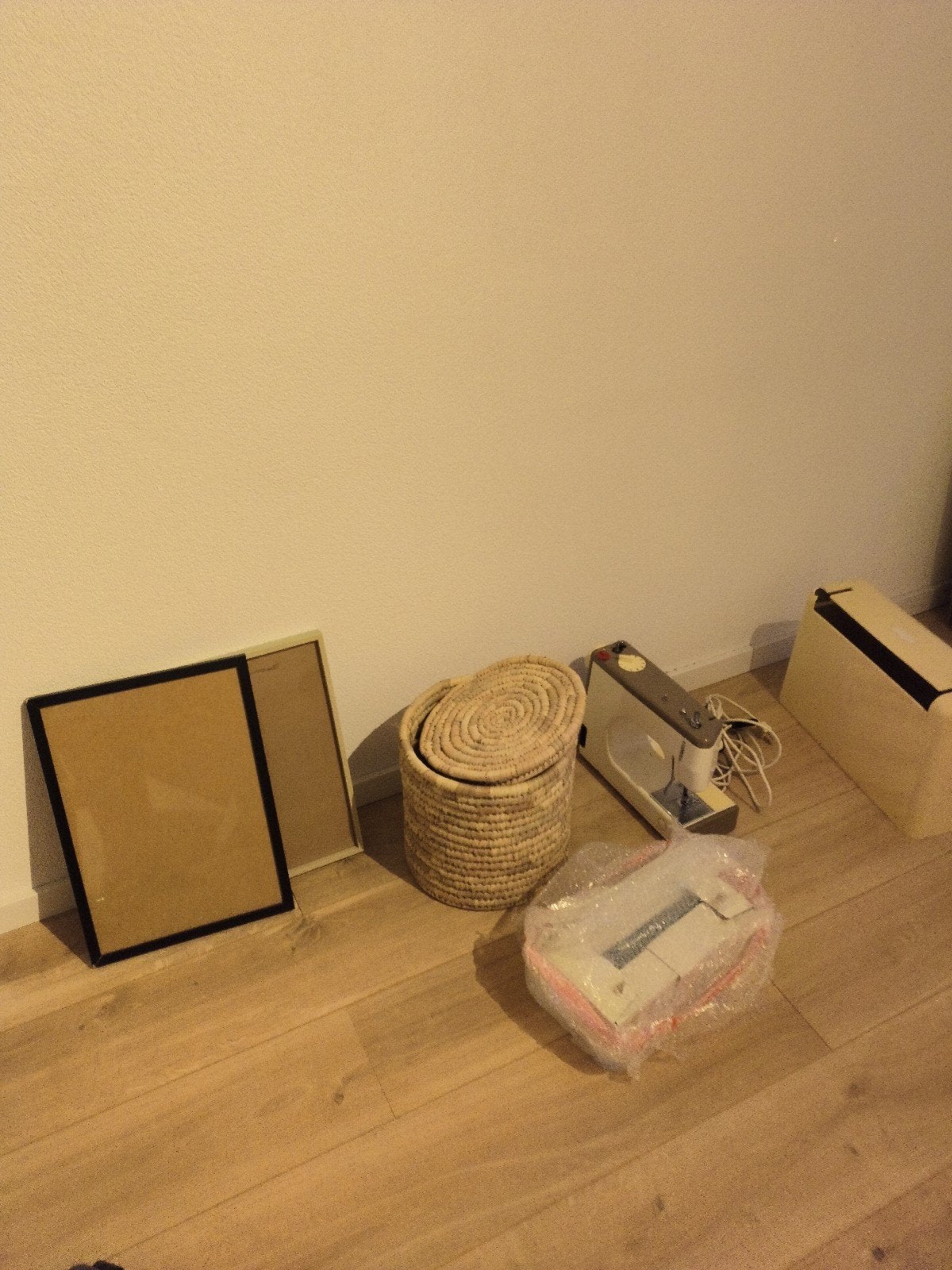 Naaimachine, fotolijsten, donkergroene tegels en mand, Ophalen