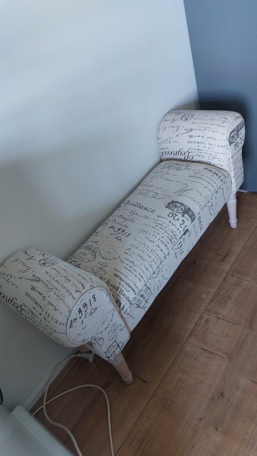schattig brocante bankje met Franse tekstprint, Ophalen, Zo goed als nieuw, Tweepersoons, Minder dan 150 cm