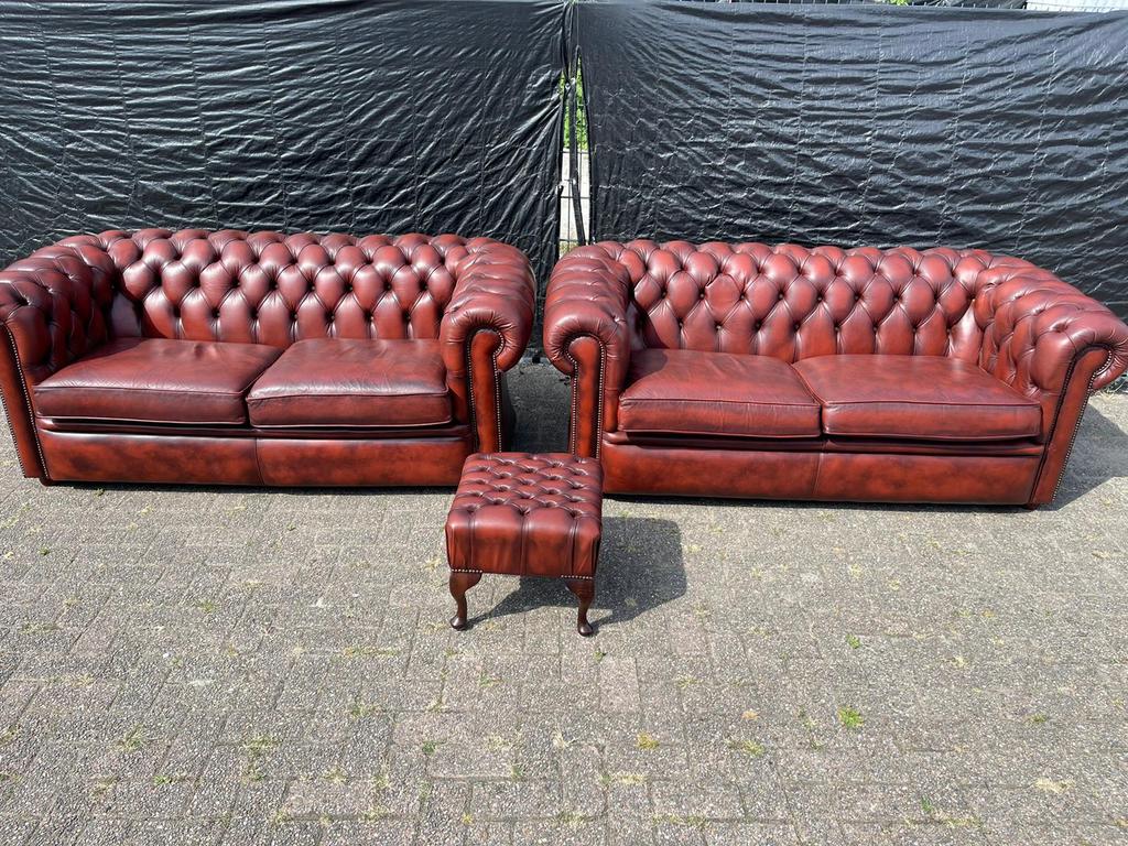 Twee prachtige Chesterfield banken roodbruin, 125 cm of meer, Leer, Ophalen of Verzenden, Zo goed als nieuw