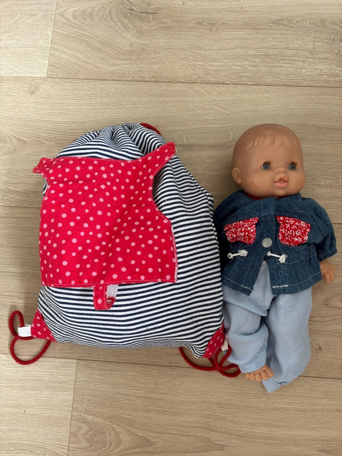 Babypop met draagzak en uitgebreide kledingset, Kinderen en Baby's, Speelgoed | Poppen, Ophalen of Verzenden, Gebruikt, Babypop