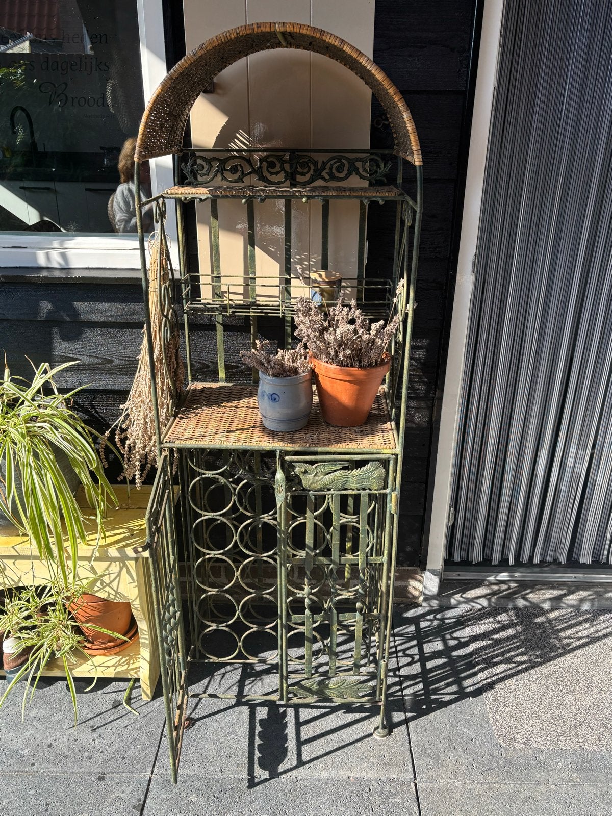 Vintage smeedijzeren wijnrek met rotan details, Ophalen