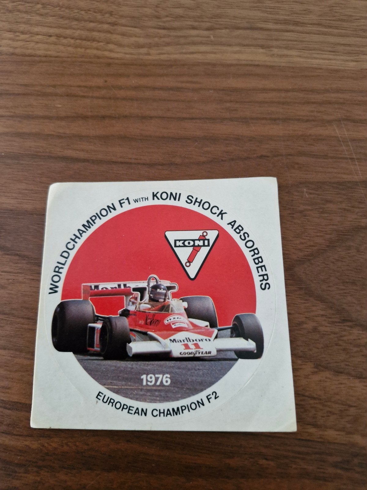 058 Vintage Konis Sticker F1 1976 - Zeldzaam verzamelobject, Ophalen of Verzenden, Zo goed als nieuw, Auto of Motor