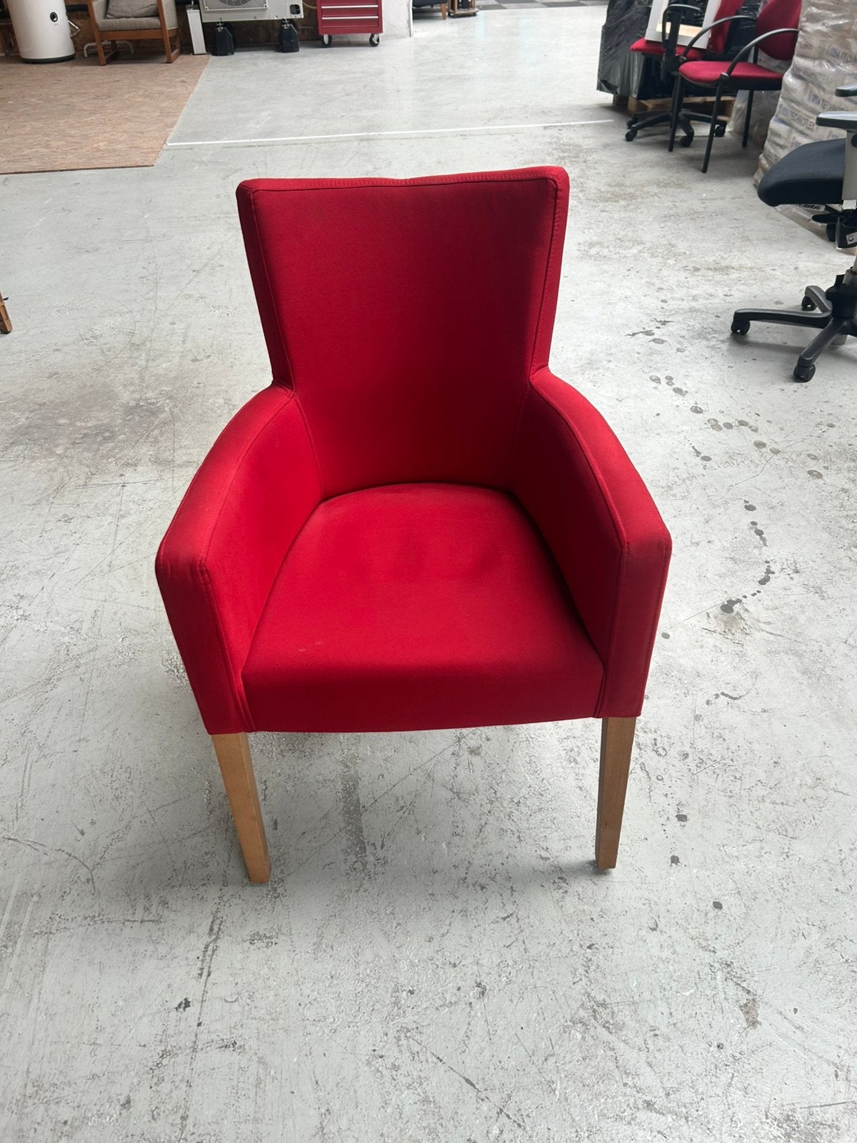 Rode fauteuil nieuw met houten poten, Ophalen, Nieuw, Rood, Eén