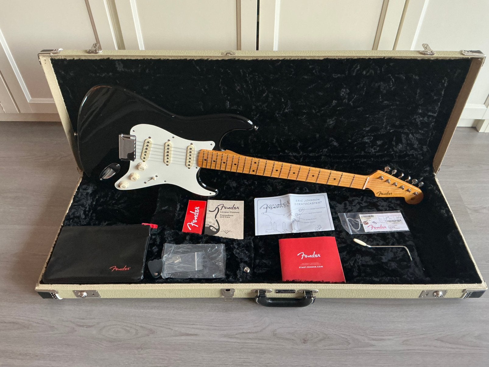 Fender Stratocaster Eric Johnson (Zwart! Ultra rare!), Muziek en Instrumenten, Behuizingen en Koffers, Ophalen of Verzenden, Zo goed als nieuw