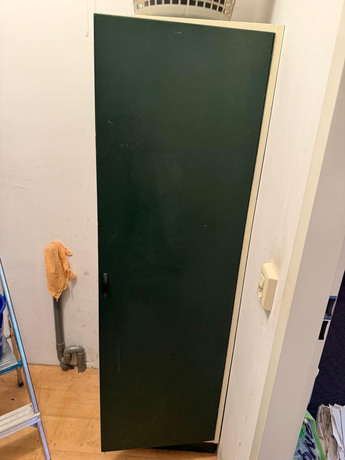 Oude kast met legplanken, ideaal voor schuur of washok, Huis en Inrichting, Ophalen, Gebruikt