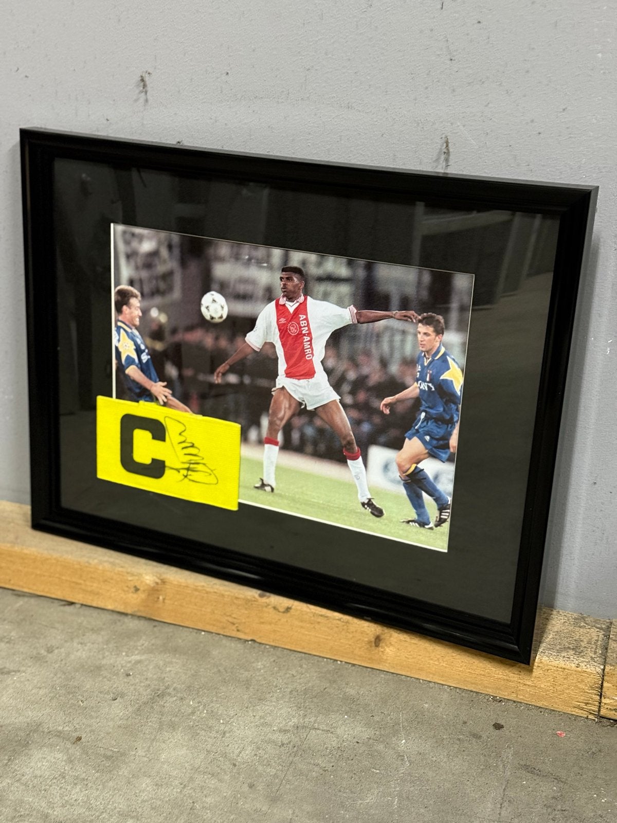 Gesigneerde Kanu Ajax aanvoerdersband + foto (1995-1998), Minder dan 50 cm, Gebruikt, Ophalen of Verzenden, Foto of Poster