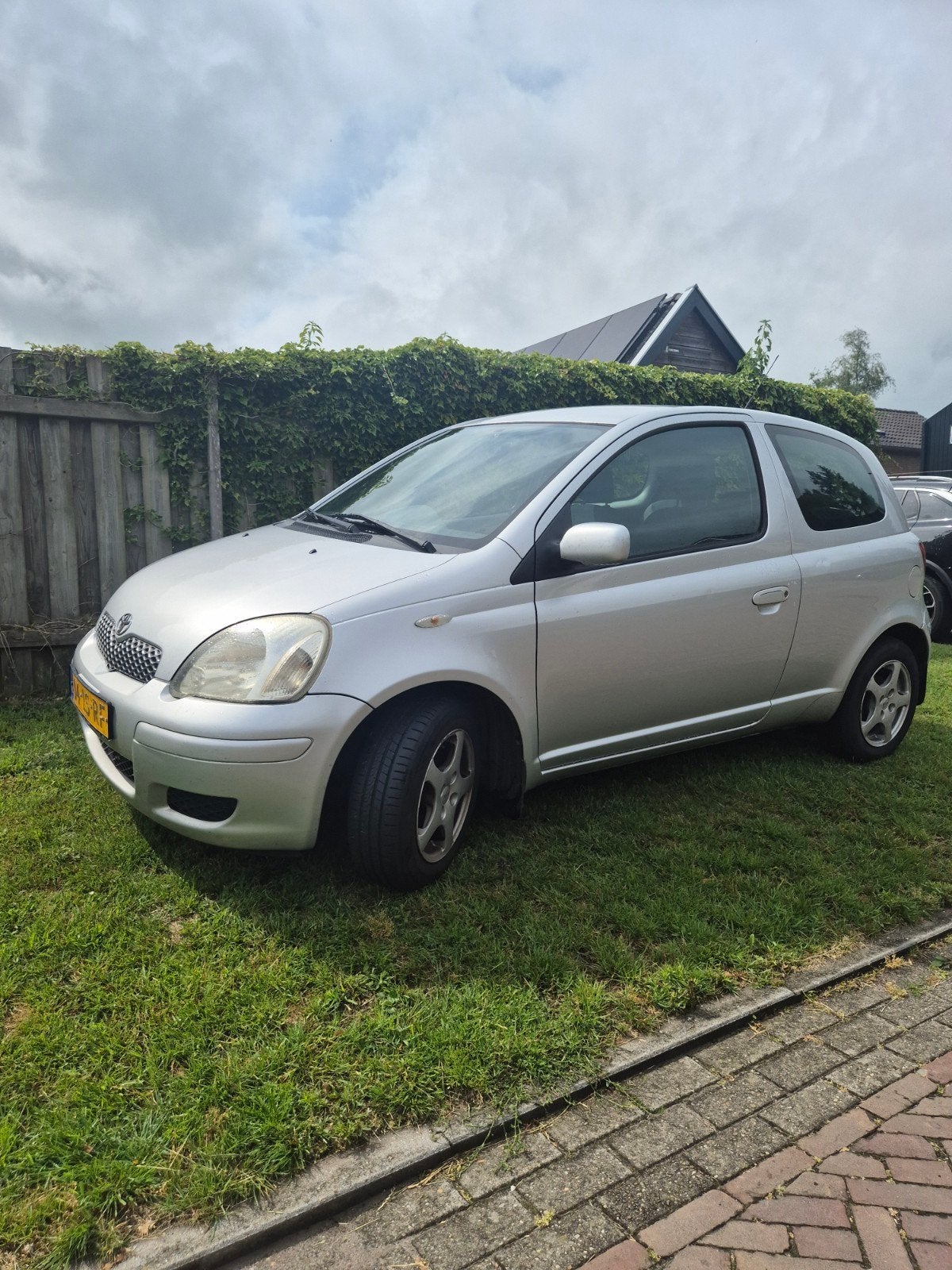 Toyota Yaris 1.3 16V Vvti 3DR Linea SOL 2003 Grijs, Auto's, Voorwielaandrijving, Stof, 31 €/maand, 4 cilinders