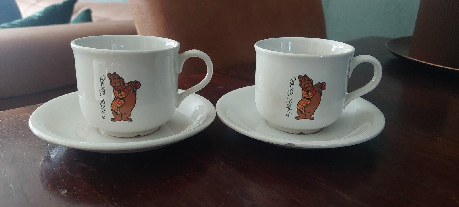 2 Vintage Mugs met Schotels - Bommel Beer Design, Ophalen, Overige stijlen, Kop(pen) en/of Schotel(s)