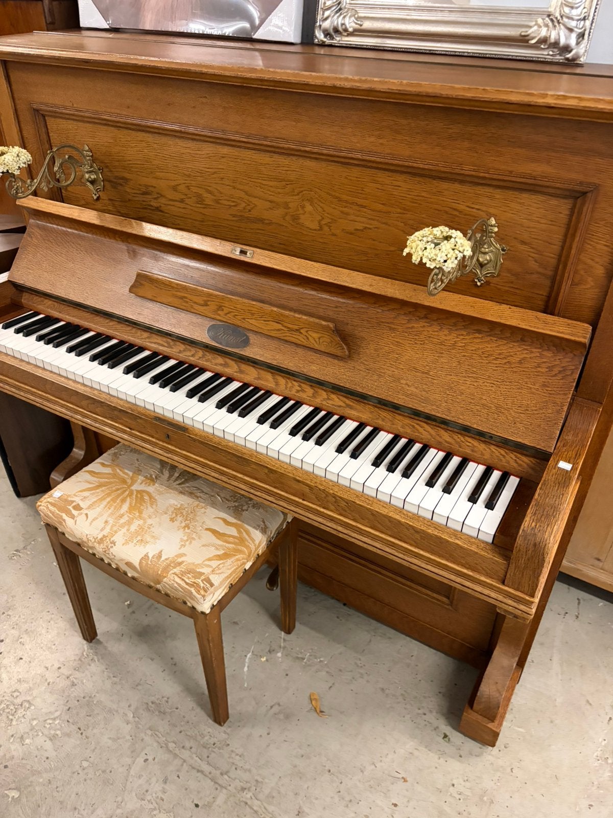 Eikenhouten piano met messing kandelaren, Ophalen, ., Zwart, Zo goed als nieuw