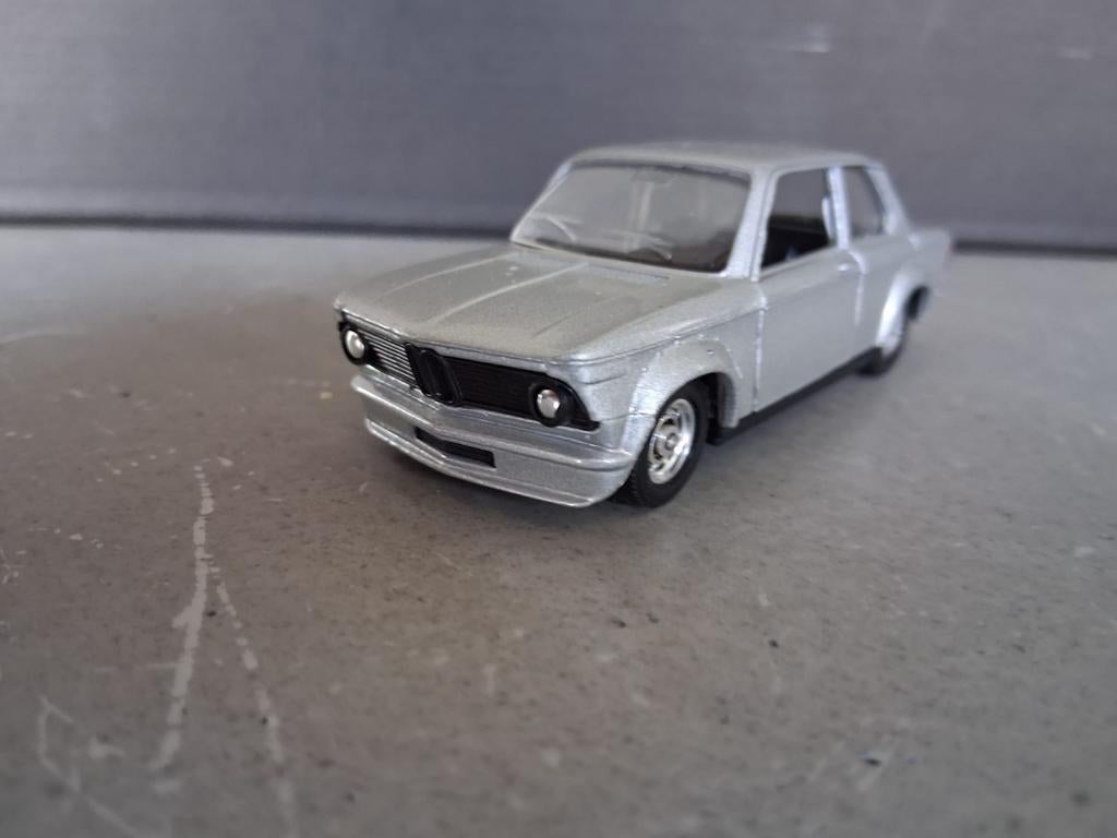 Zilveren BMW 2002 modelauto - Gedetailleerd schaalmodel, Ophalen of Verzenden, Zo goed als nieuw, Auto, Overige merken