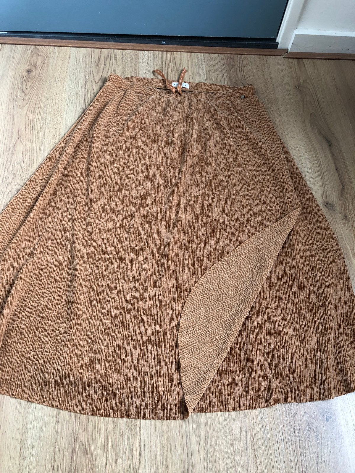 Zusss lichtbruine plissee rok xl, Kleding | Dames, Rokken, Bruin, Maat 46/48 (XL) of groter, Ophalen of Verzenden, Zo goed als nieuw