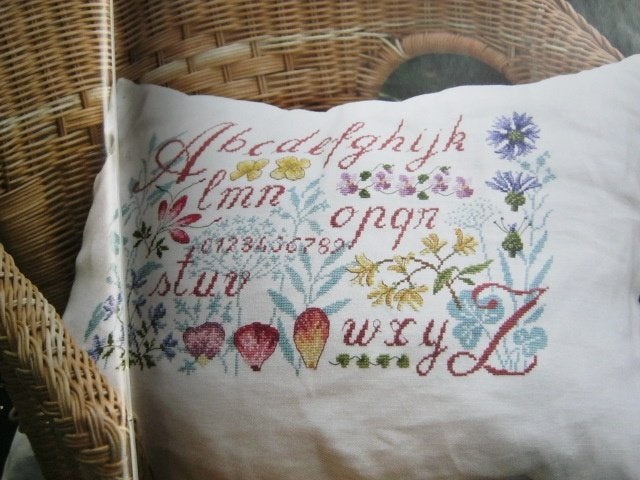 Borduurpatroon Alfabet op kussen bloemen nr 6237, Verzenden, Nieuw, Handborduren, Patroon