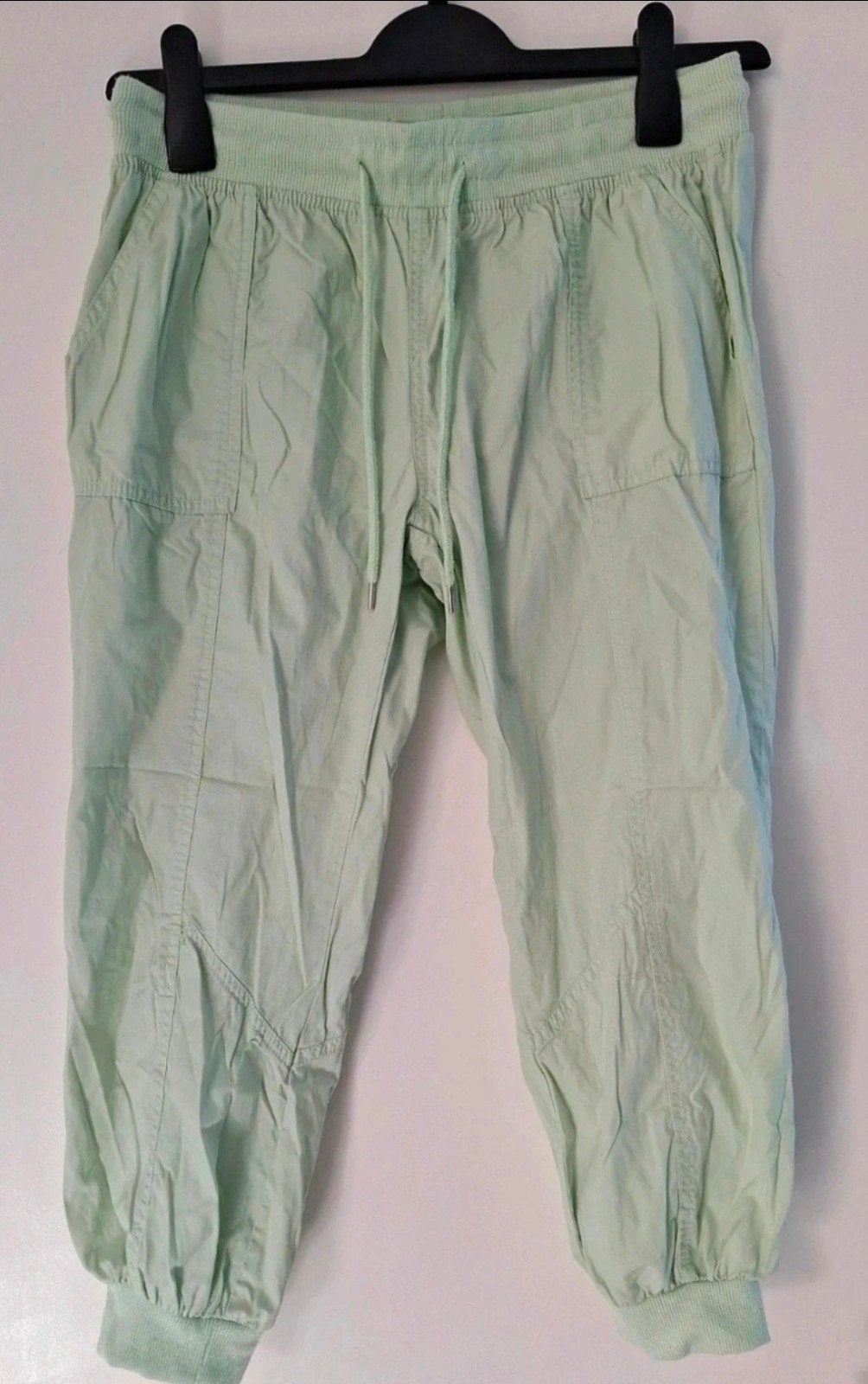 Comfortabele lichtgroene capri broek - Maat M, Driekwart, Gedragen, Groen, Ophalen