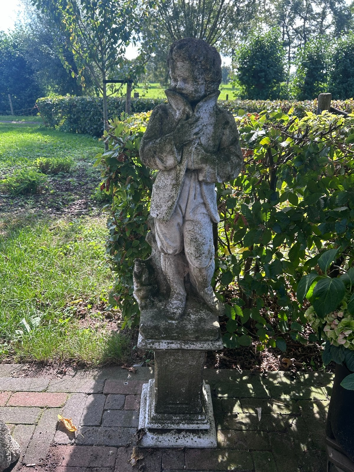 Brocante stenen beeld van jongen Tuindecoratie, Ophalen, Gebruikt, Steen, Mensenbeeld