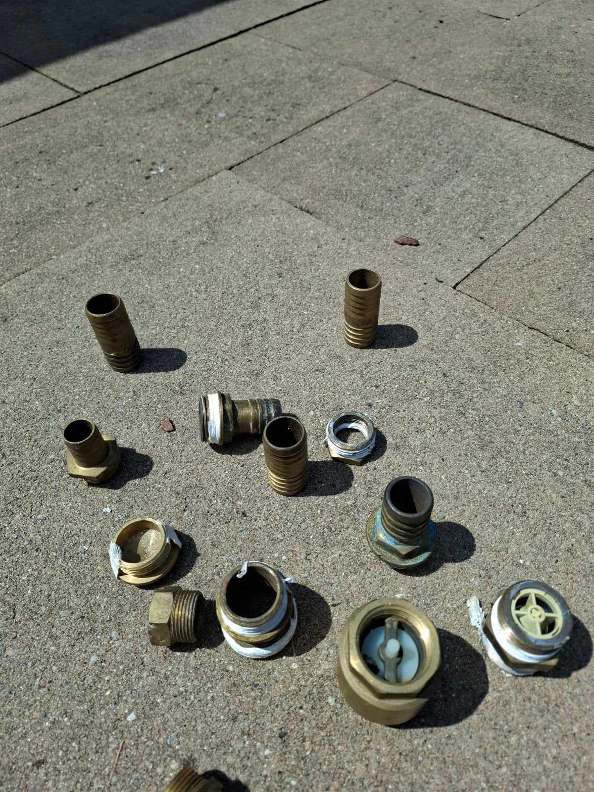 Diverse messing koppelingen en terugslagkleppen, Ophalen
