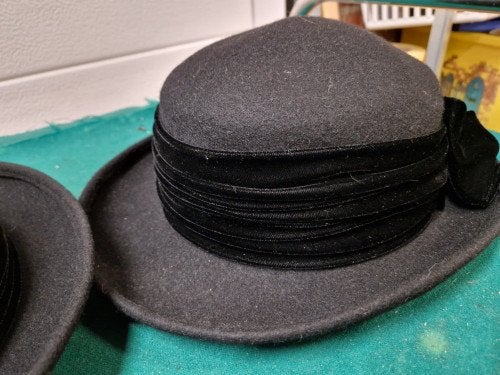 dameshoeden vintage met fluwelen band, Ophalen of Verzenden, 'T Olde Gre-j, Info@toldegrej.nl, Endepoelstraat 20f Didam