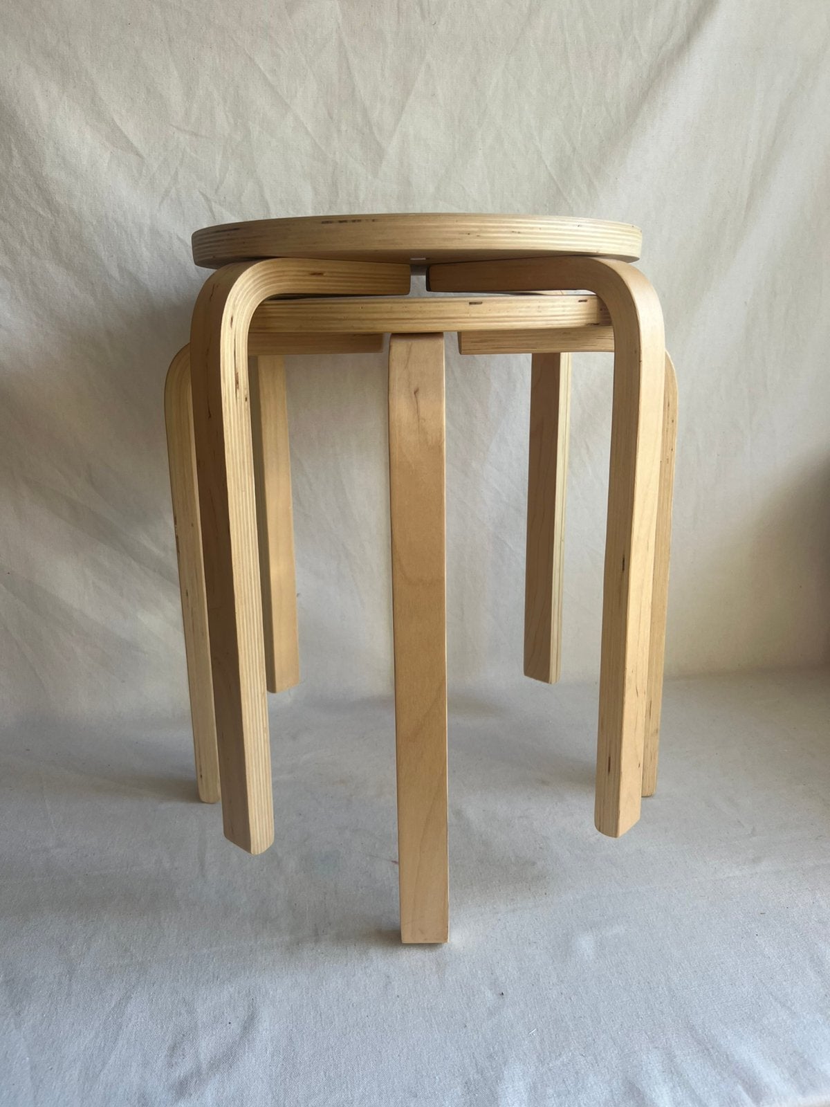 Ikea Frosta stapelbare houten kruk 2x, Huis en Inrichting, Krukjes, Ophalen of Verzenden, Gebruikt, Hout
