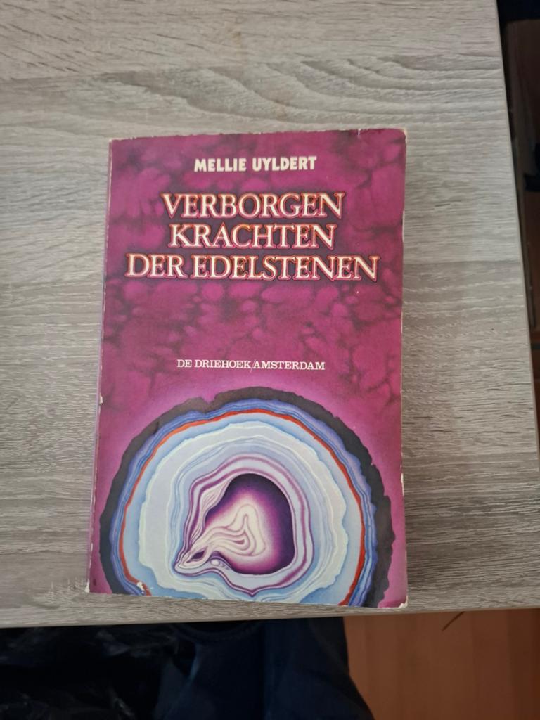 Verborgen Krachten der Edelstenen - Mellie Uyldert, Gelezen, Achtergrond en Informatie, Spiritualiteit algemeen, Ophalen of Verzenden