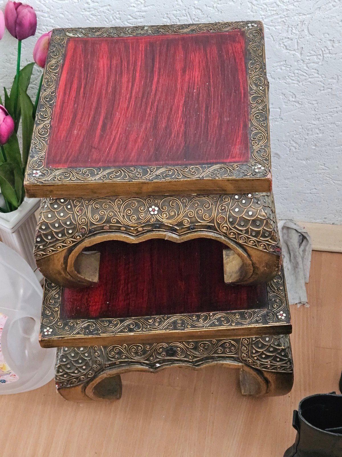 Decoratieve Houten Kruk/Bijzettafel met Rood Fluweel, Ophalen