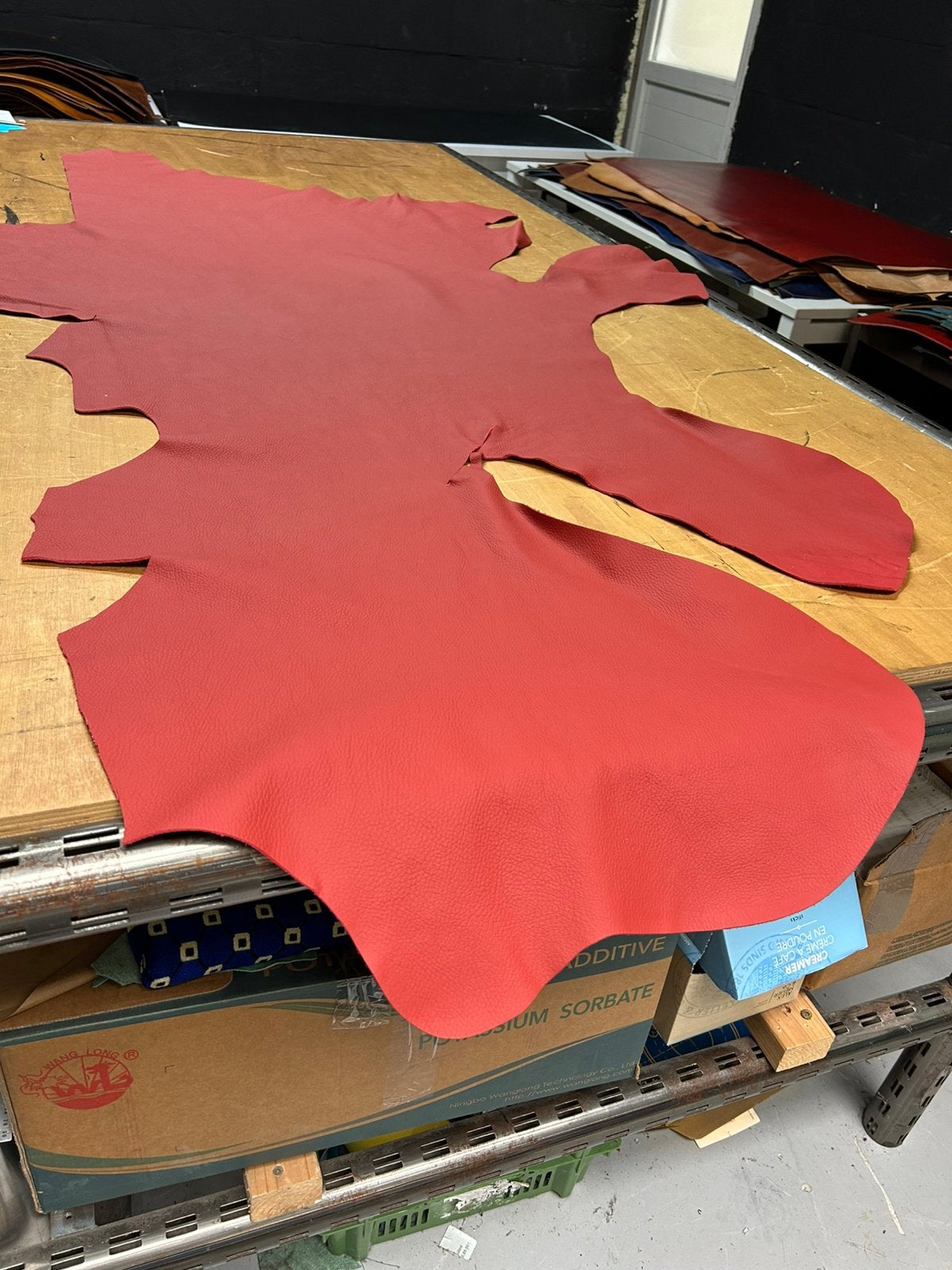 Rode kleur leer lap 1.5 mm dikte soepel A-468, Leer of Kunstleer, Ophalen of Verzenden, Zo goed als nieuw, 30 tot 120 cm