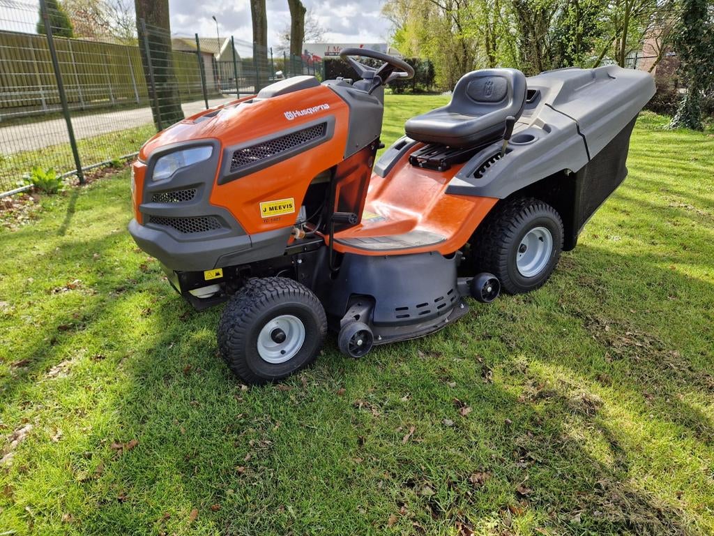 Zeer nette Husqvarna TC142T Zitmaaier!, Tuin en Terras, Zitmaaiers, Ophalen, Zo goed als nieuw, Opvangbak