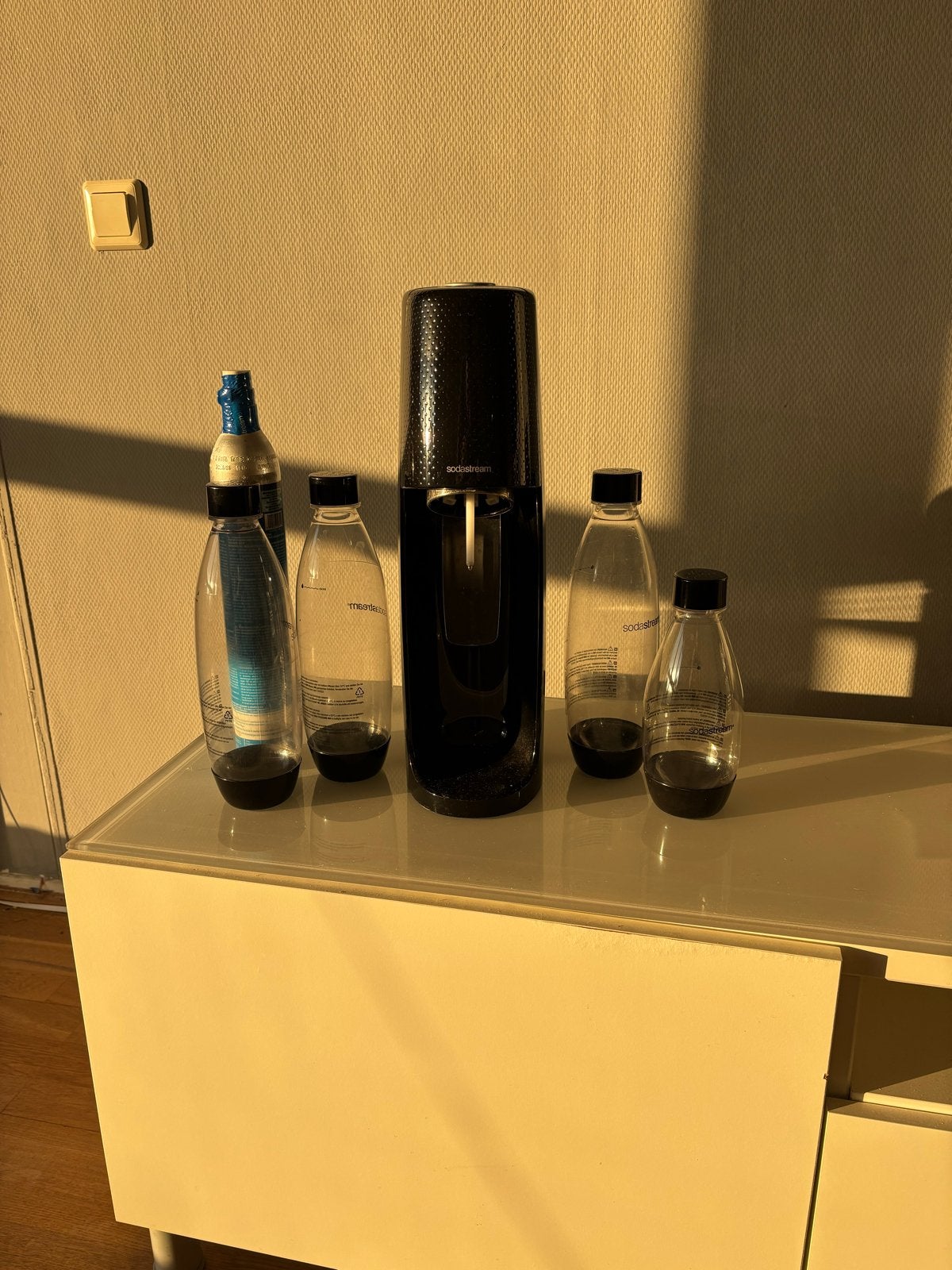 Sodastream met flessen en twee cilinders, Ophalen of Verzenden, Gebruikt
