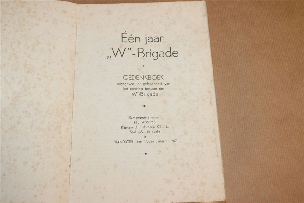 Eén jaar W-Brigade — NL-Indië, Gedenkboek 1947 Zeldzaam, Boeken, Ophalen of Verzenden, Tweede Wereldoorlog, Gelezen, Overige onderwerpen