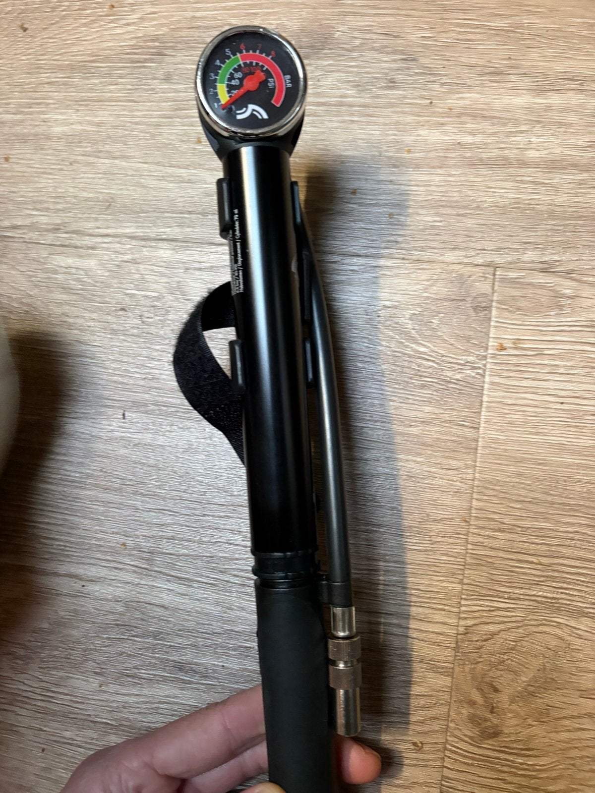 Compacte handfietspomp met drukmeter, Fietsen en Brommers, Ophalen of Verzenden, Drukmeter, Gebruikt