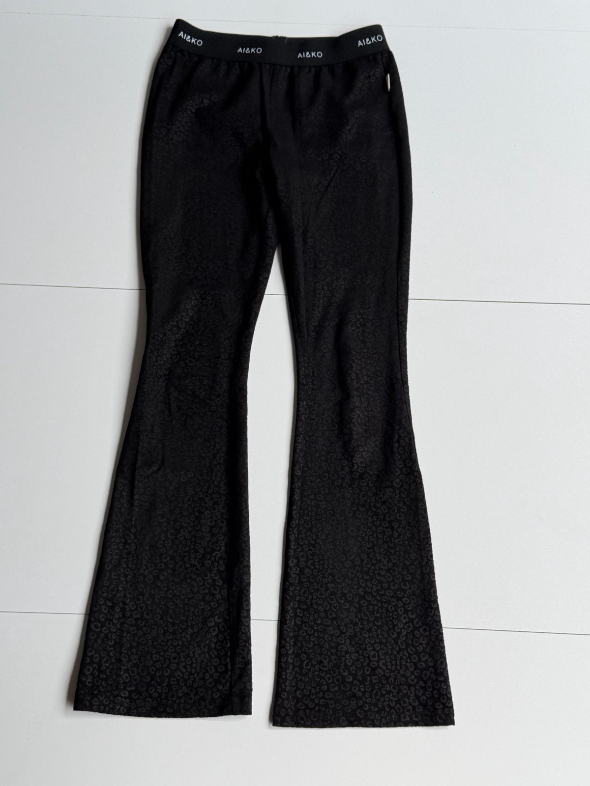 AI&KO (AAIKO) Zwarte flared broek met panterprint, maat 164, Kinderen en Baby's, Ophalen, Gebruikt, Meisje, Broek