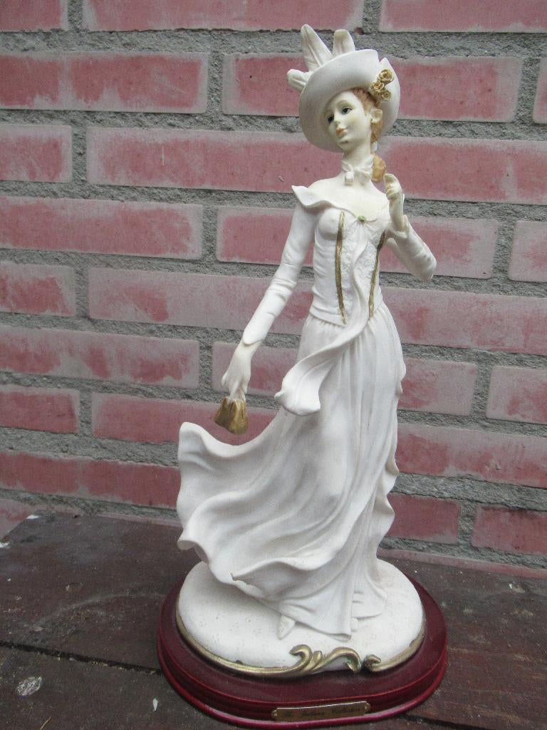 DAME elegant op houten sokkel porselein hoog 33 cm onbesch., Antiek en Kunst, Ophalen of Verzenden