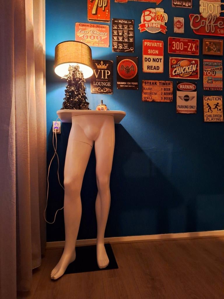 Bijzondere Sidetable "Lodewijk" - glans wit, zwarte voet, Ophalen
