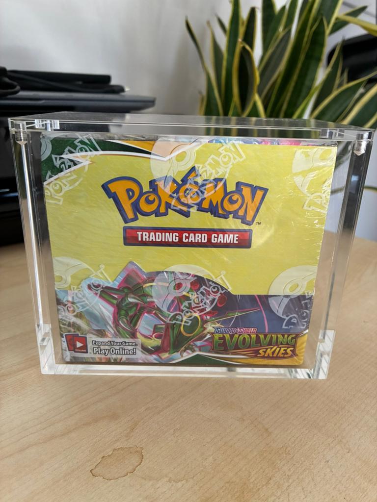 Pokémon Evolving Skies Boosterbox Mint + Acryl Case, Ophalen of Verzenden, Nieuw, Boosterbox