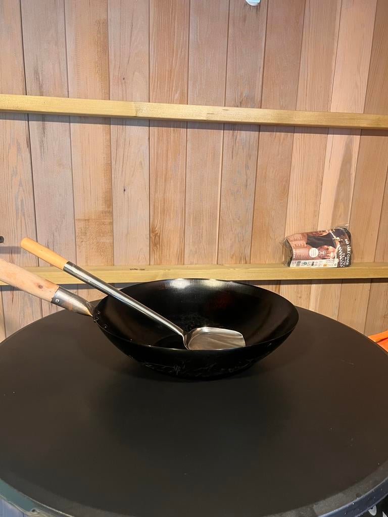 Ongebruikte wok met spatel, ingebrand en klaar voor gebruik, Ophalen, Overige typen, Zo goed als nieuw, Zwart