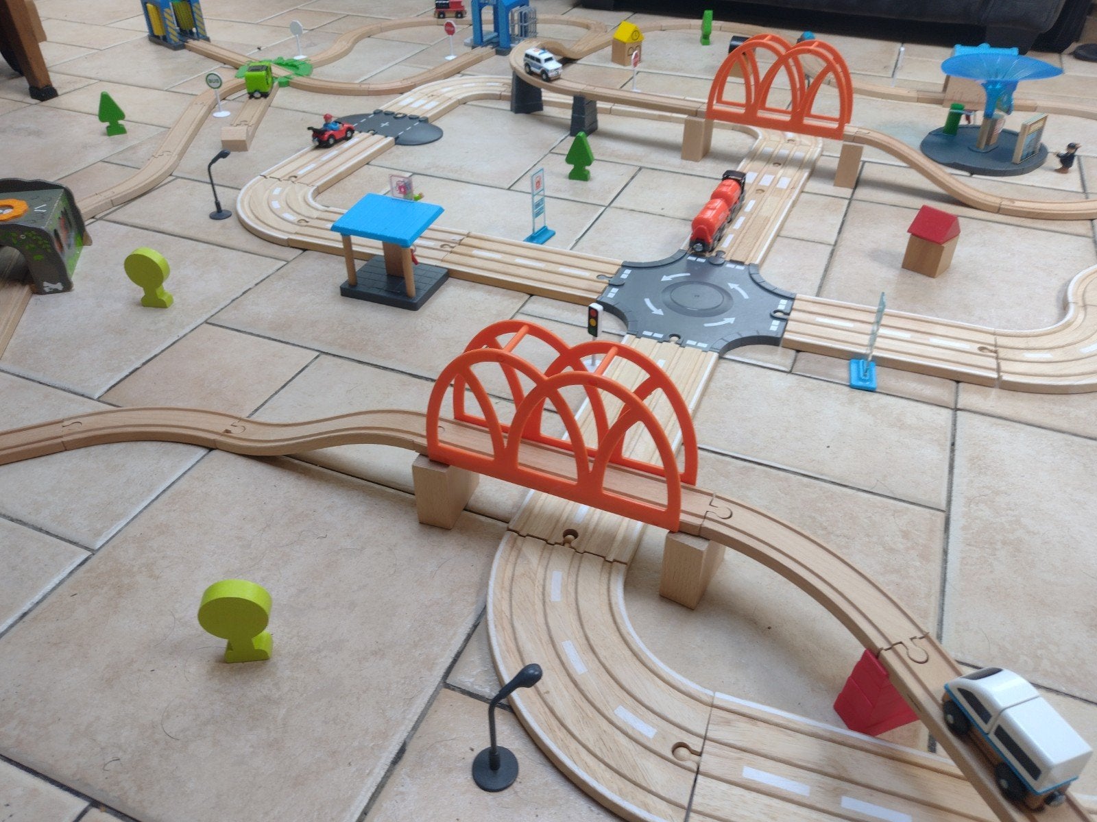 Prachtige uitgebreide houten treinbaan met autobaan, Ophalen of Verzenden, Zo goed als nieuw