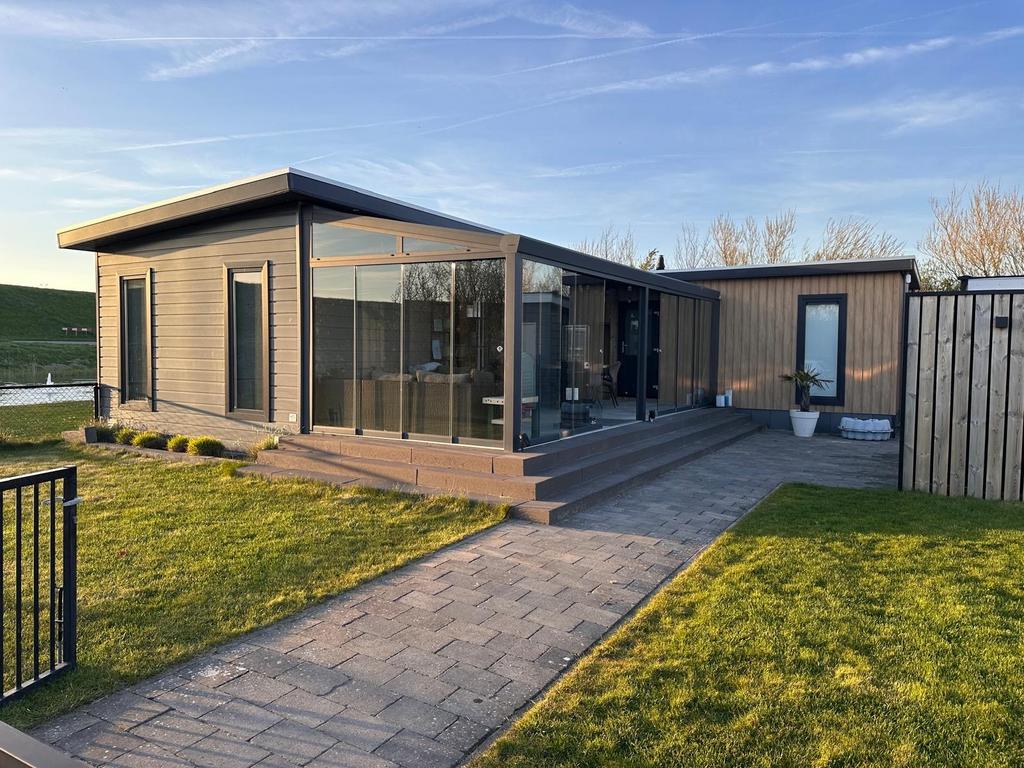 Mooi chalet te koop op camping Stavenisse, Huizen en Kamers, Recreatiewoningen te koop