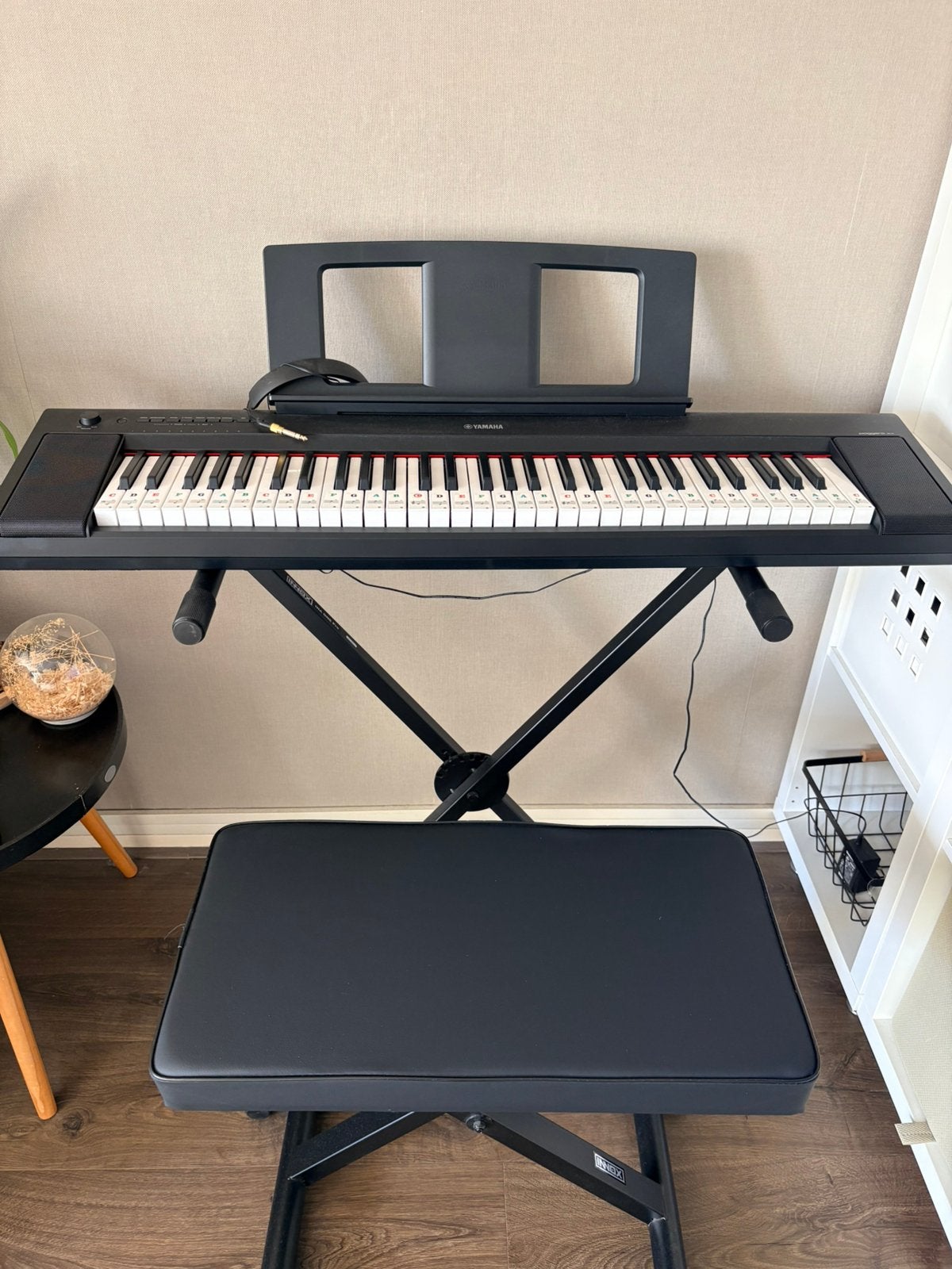 Keyboard. Nauwelijks gebruikt, Muziek en Instrumenten, Ophalen, 61 toetsen, Met standaard, Nieuw