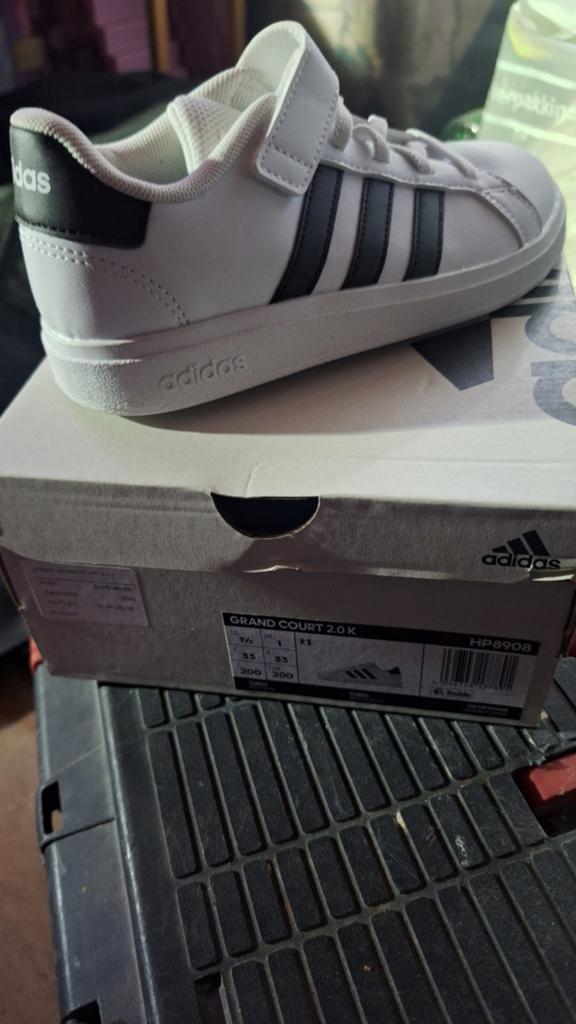 Nieuwe Adidas jongensschoenen maat 33, Adidas, Schoenen, Nieuw, Ophalen of Verzenden