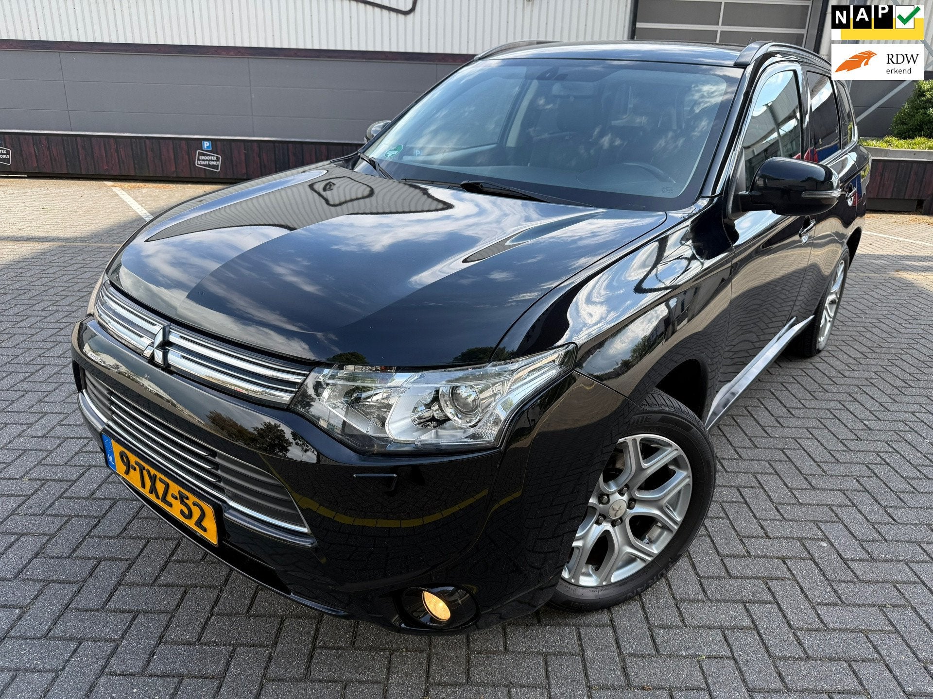 Mitsubishi Outlander 2.0 PHEV Executive Edition*CAMERA*TRAKH, 4 cilinders, Zwart, Vierwielaandrijving, Hybride Elektrisch/Benzine