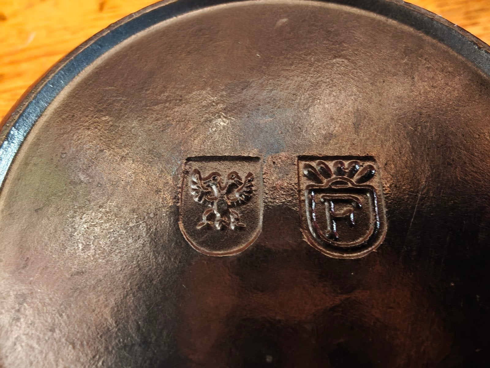 Antieke tinnen asbak met reliëf en wapenschilden, 10 cm, Antiek en Kunst, Antiek | Tin, Ophalen