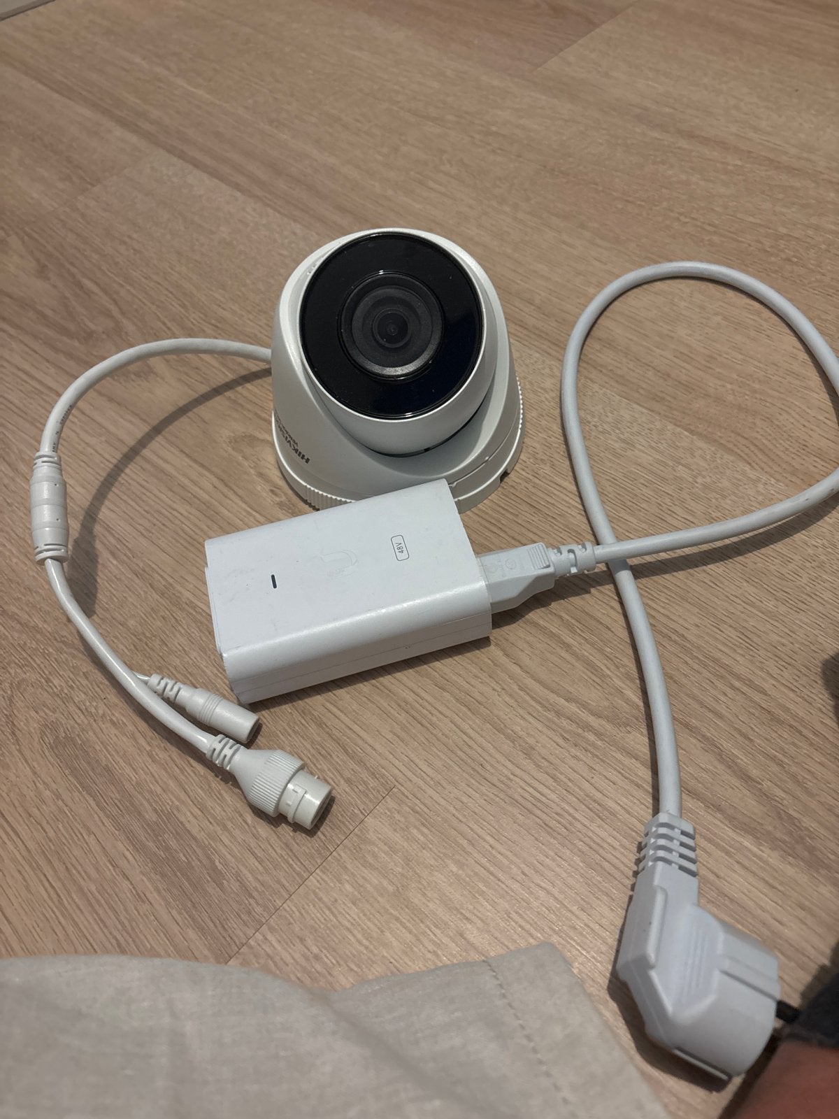 Hikvision HiWatch HWI-T221H POE Netwerk Camera met Voeding, Ophalen of Verzenden, Zo goed als nieuw, Buitencamera