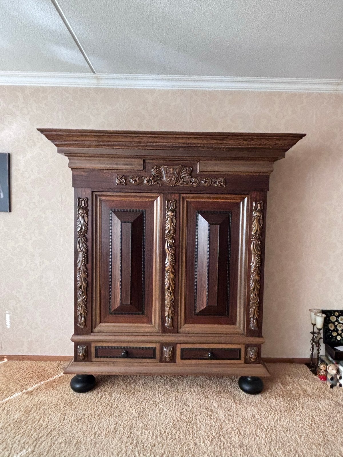 Antieke zwaar eikenhouten kast met prachtig houtsnijwerk, Antiek en Kunst, Ophalen